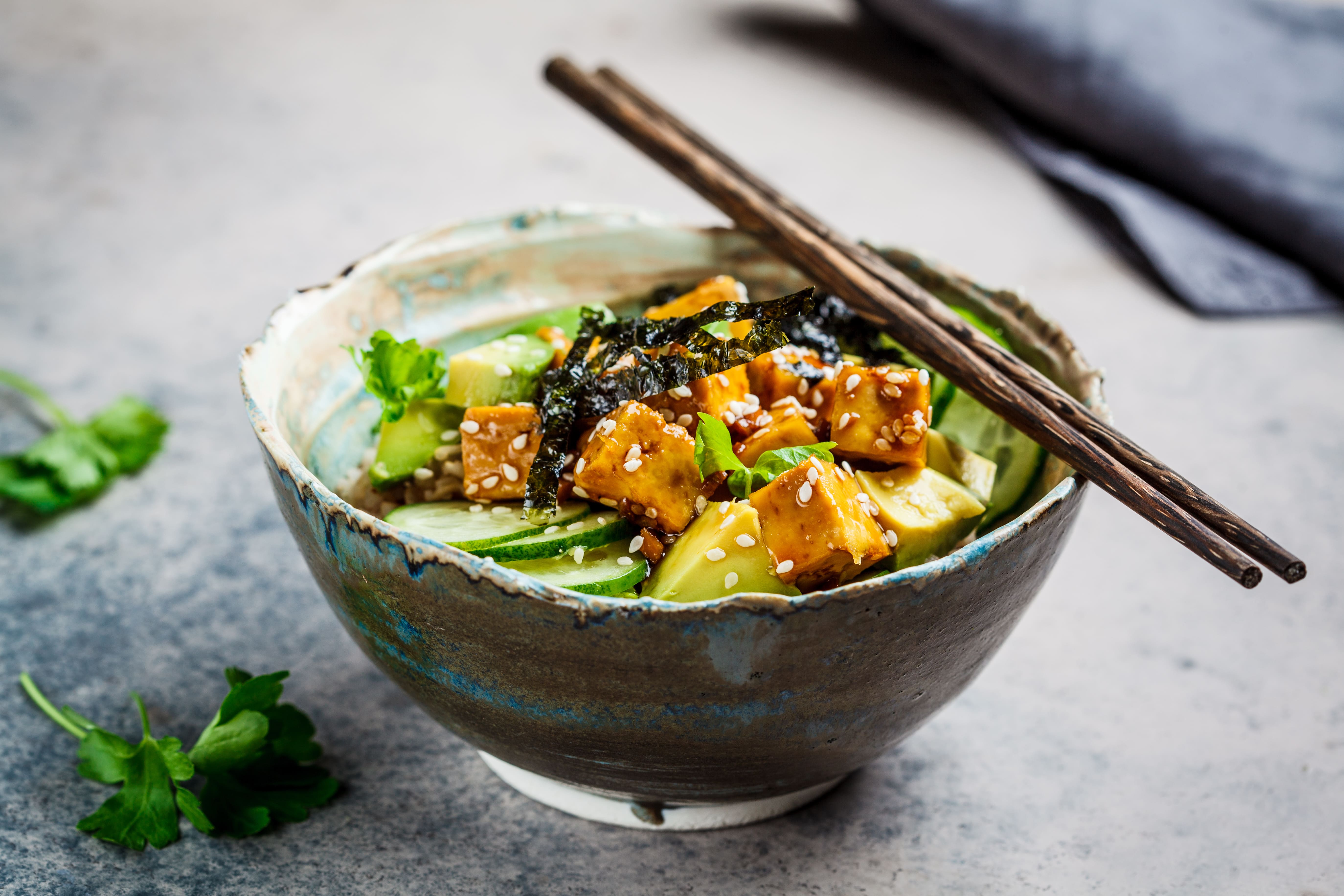 Une salade avec des algues déshydratées